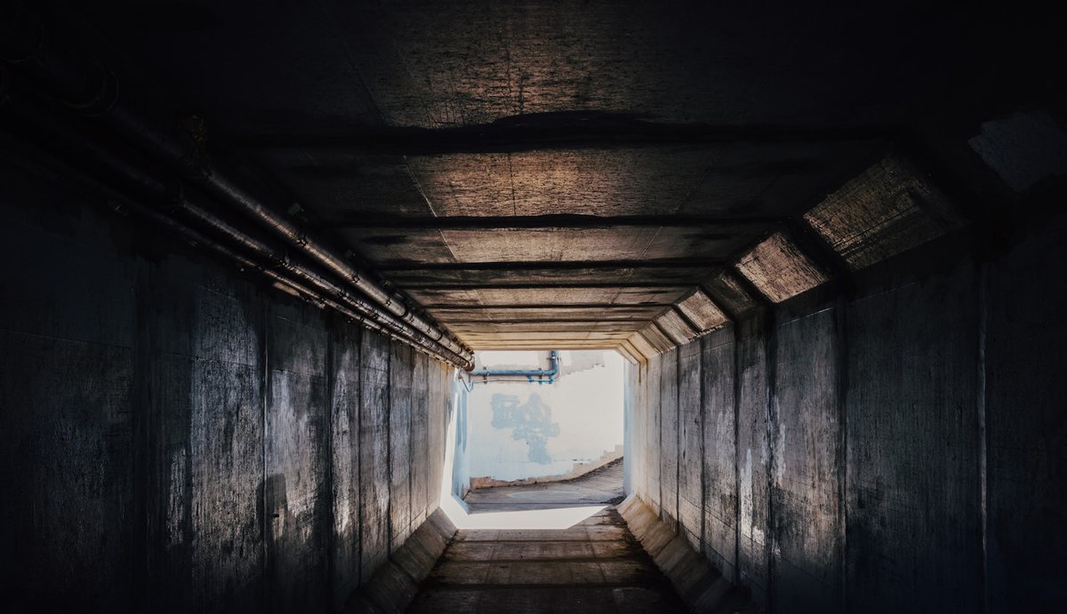Underjordisk betongtunnel – bilde av beskyttelse under bakken